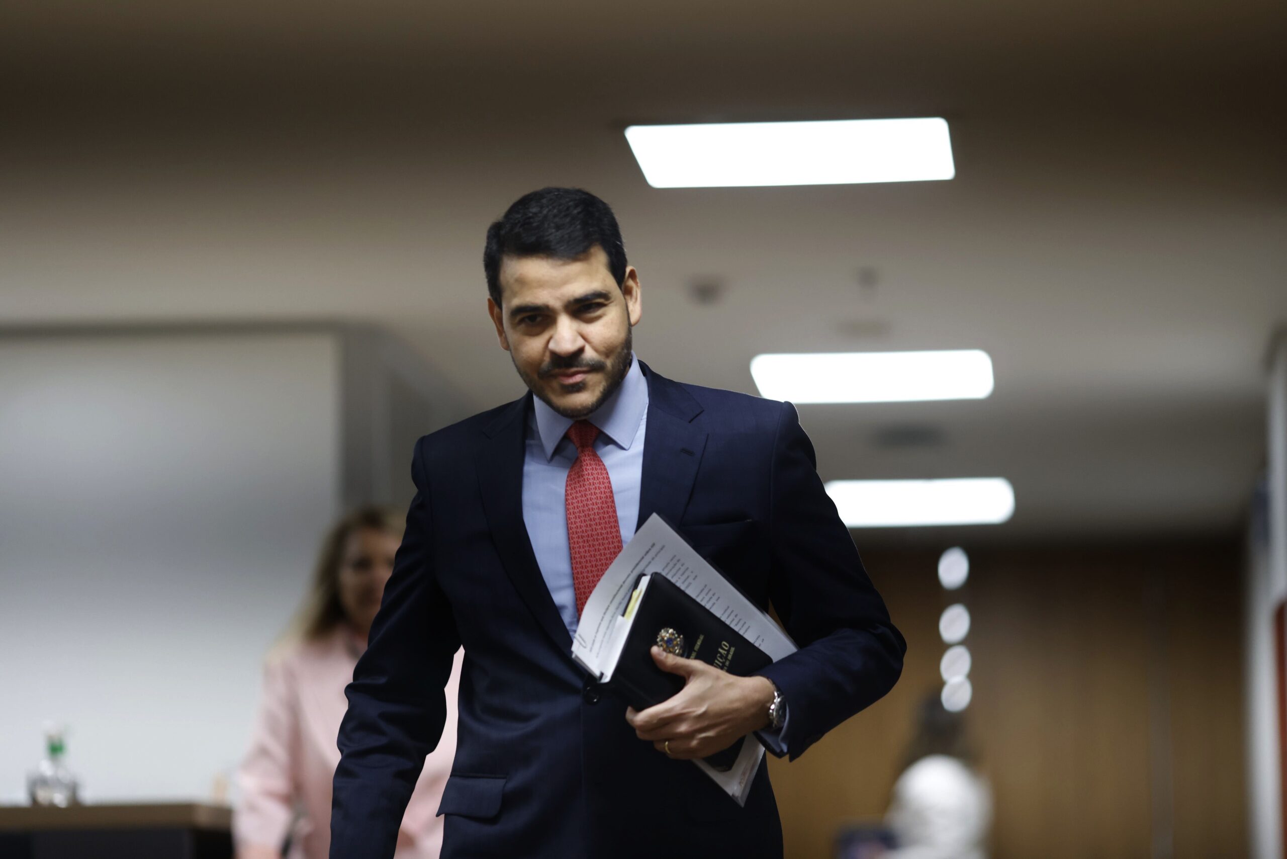 Lula não pretende recuar de escolha de Jorge Messias, apesar de pressões do Senado por Pacheco