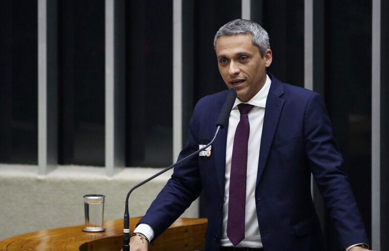 Após polêmica da PEC da Blindagem, Câmara suspende ação penal contra deputado; entenda a regra