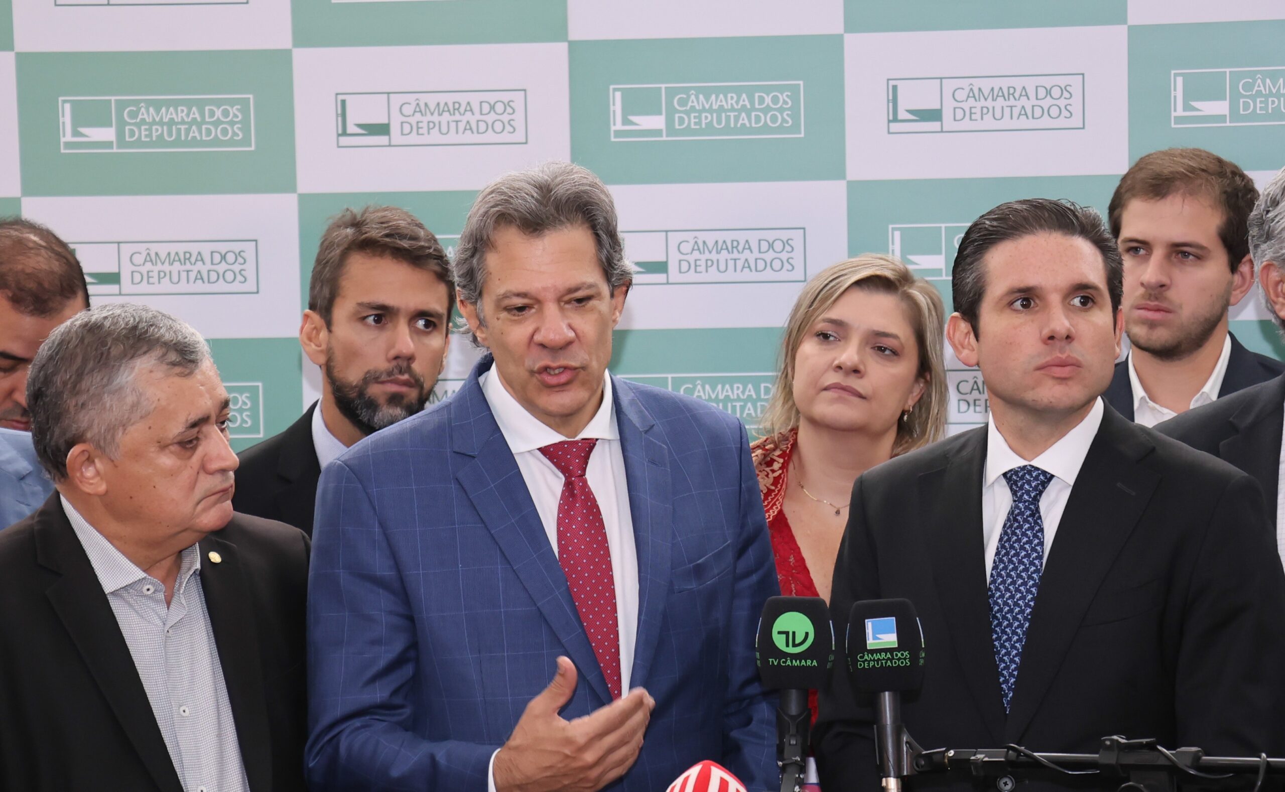 Governo quer esperar votação de projetos que limitam gastos antes de enviar propostas de alta de arrecadação, diz Haddad