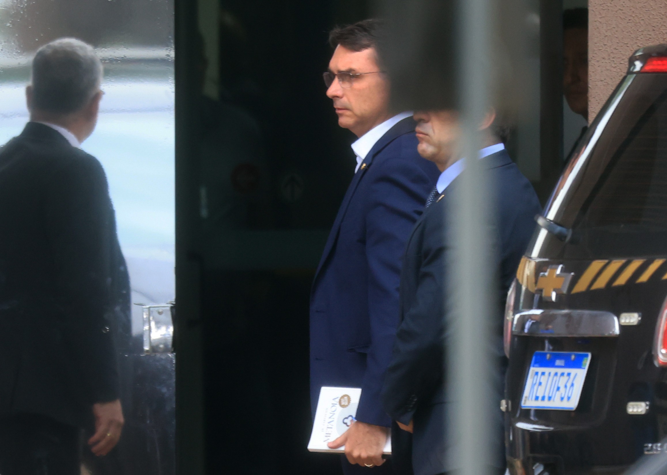 Flávio diz que Bolsonaro teve nova crise de soluços durante a noite; ex-presidente está preso na PF