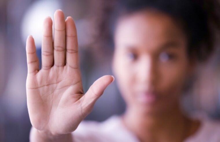 Número de brasileiras que sofrem violência no exterior aumenta em 2024