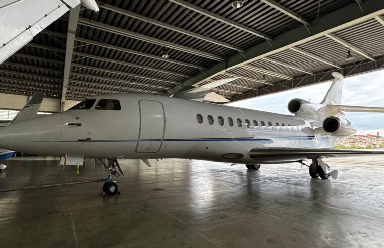 Cama, luxo e voos entre continentes sem escala: como é o Falcon 7X, jato de Daniel Vorcaro apreendido pela PF