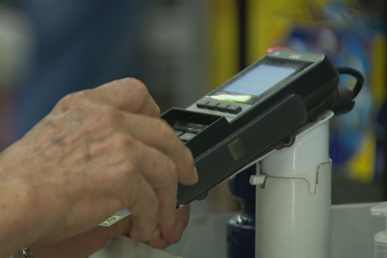 Com taxa Selic elevada, juro bancário tem novo aumento em novembro e atinge maior patamar em 8 anos