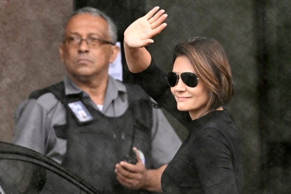 Filhos de Bolsonaro tentam barrar articulações de Michelle, mas ela tem mais poder nas redes