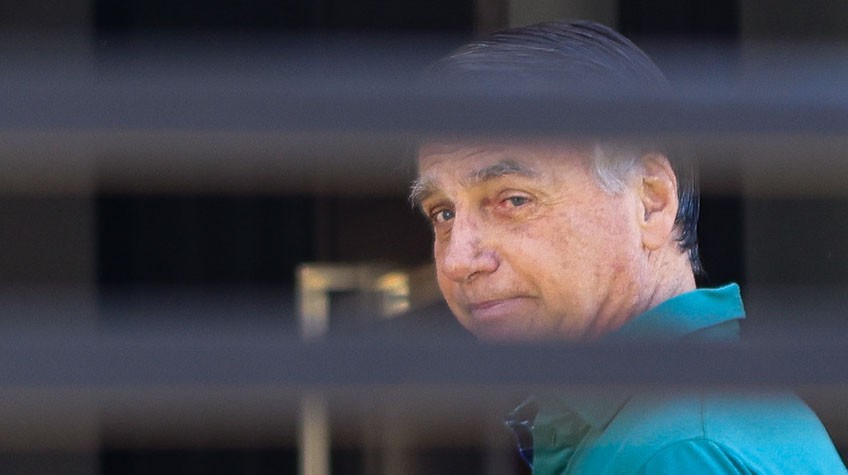 Transporte de Bolsonaro para hospital deve ser discreto e PF deve ficar na porta do quarto, determina Moraes