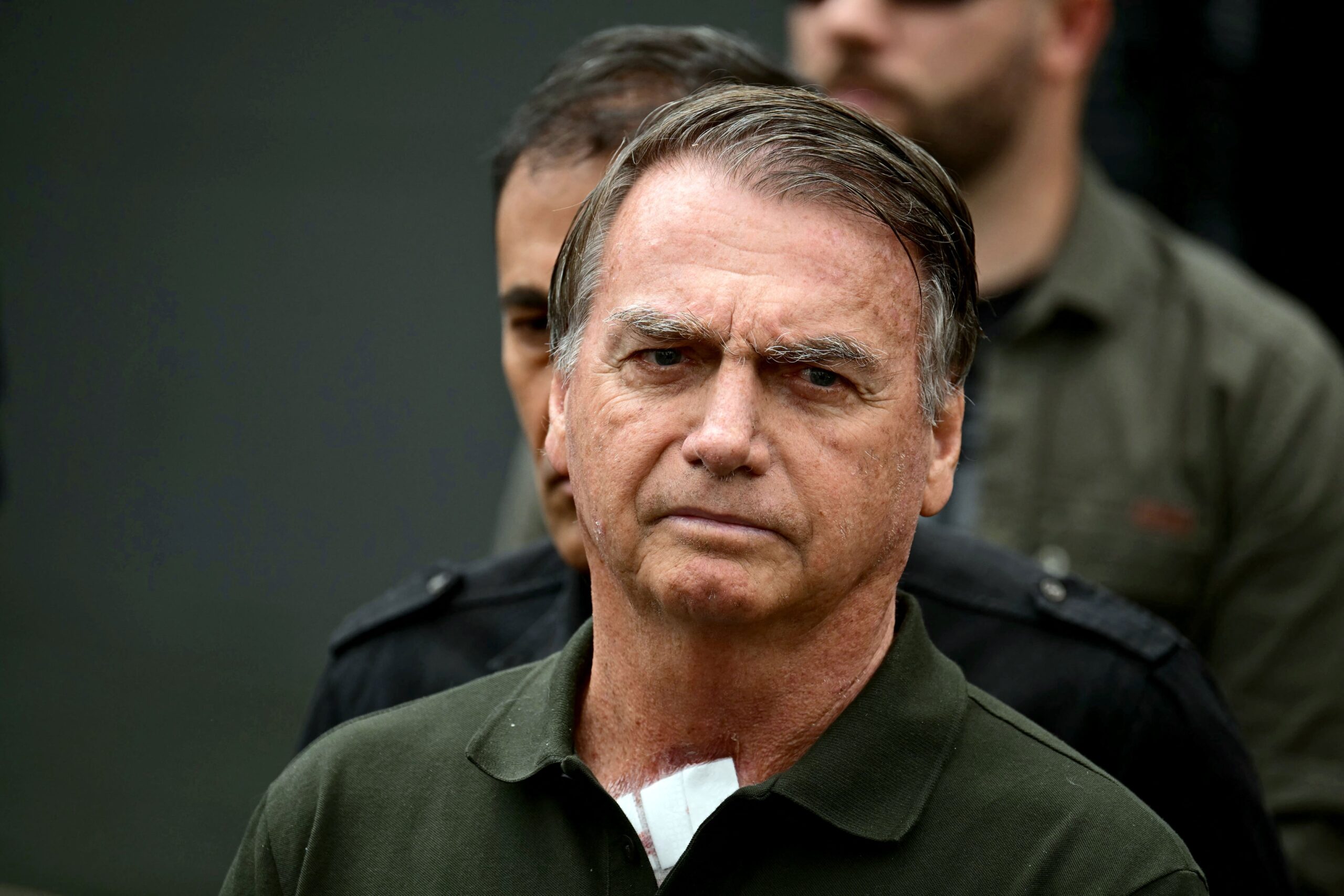 Bolsonaro é internado em hospital em Brasília; ex-presidente fará cirurgia para tratar hérnia