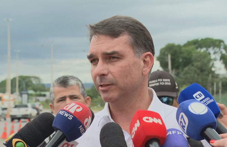 Flávio visita Bolsonaro na prisão, diz que pai está ‘bem e sem soluços’, mas reforça pedido de cirurgia