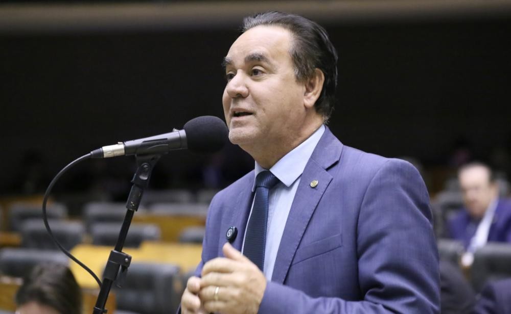 Quem é Adilson Barroso, suplente que deve assumir mandato de Zambelli na Câmara