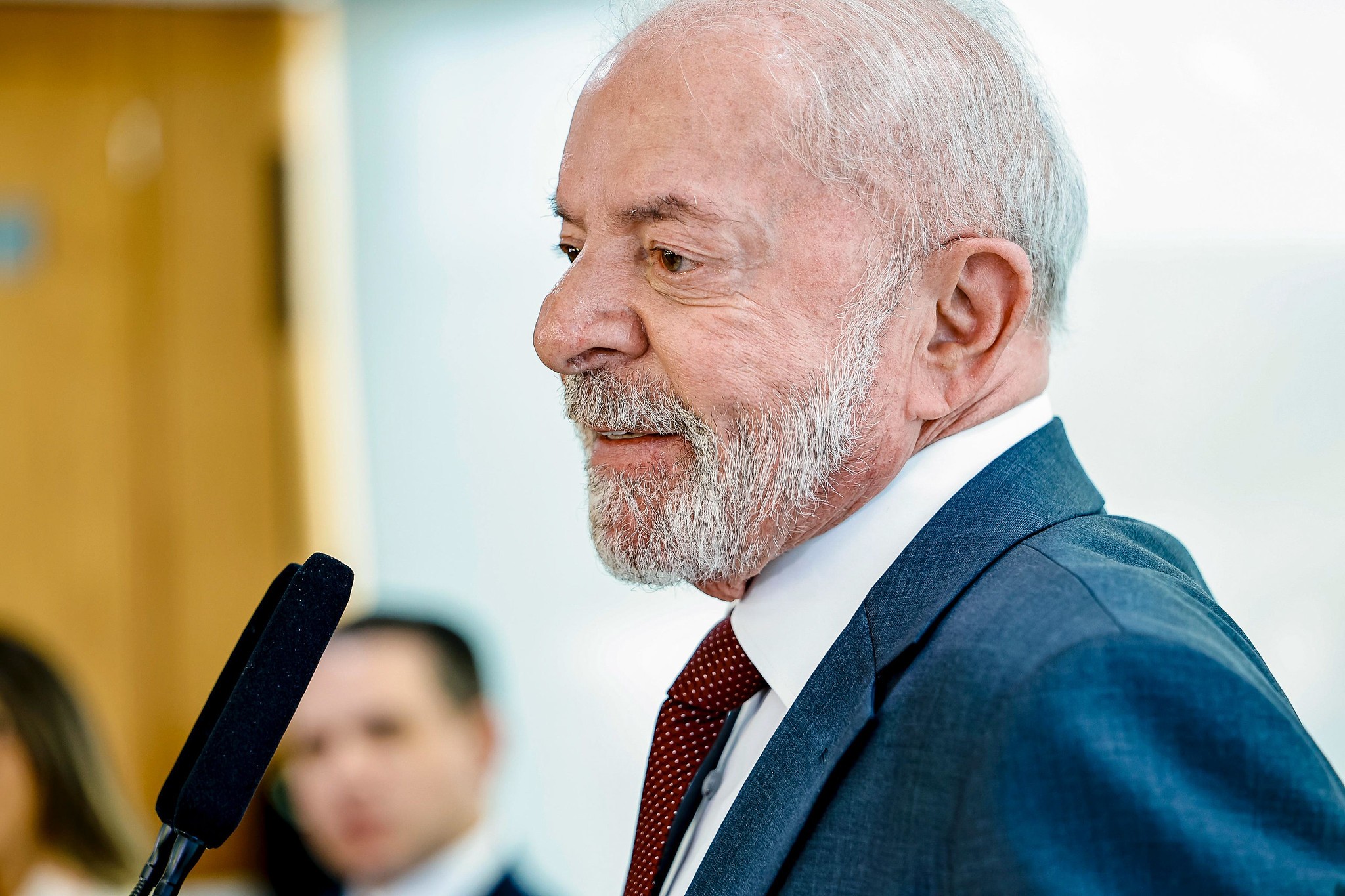 Lula vai a hospital realizar exames pré-operatórios para retirada de catarata; cirurgia será nesta sexta