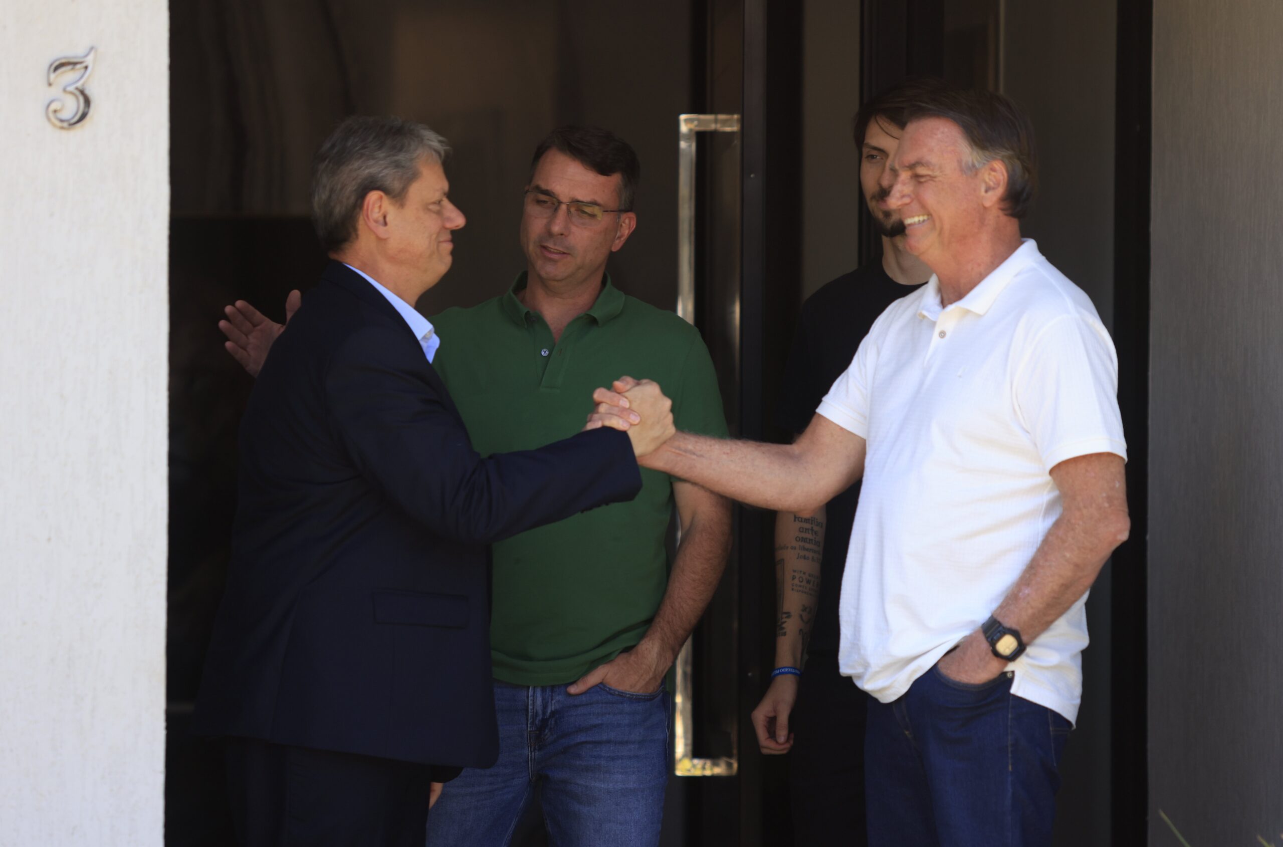 Defesa de Bolsonaro pede autorização para visita de Tarcísio ao ex-presidente na Papudinha