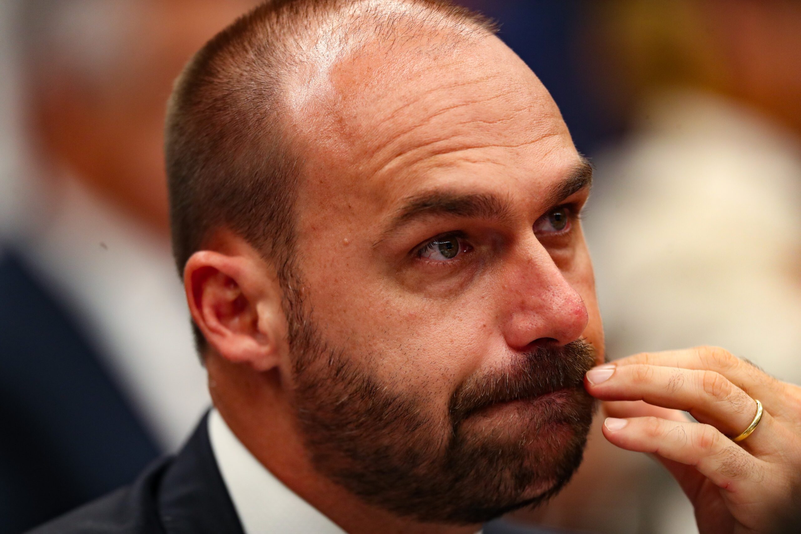 Polícia Federal determina que Eduardo Bolsonaro volte ao cargo de escrivão