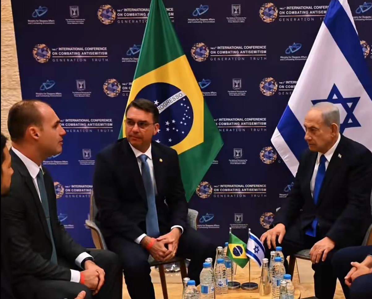 Flávio Bolsonaro se encontra com Netanyahu em Israel e recebe elogio de premiê: ‘muito bom ver vocês’