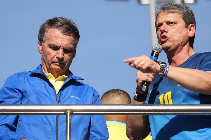 Moraes autoriza visita de Tarcísio a Bolsonaro na Papudinha