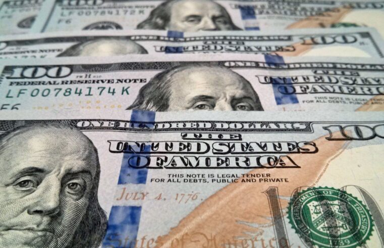 Gastos de brasileiros no exterior atingem maior índice em 11 anos; dólar recuou e IOF subiu em 2025