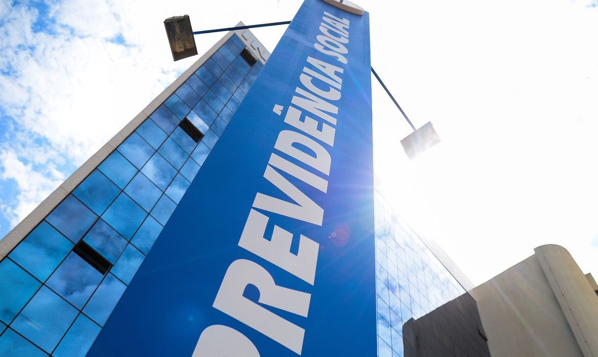 Teto do INSS sobe para R$ 8.475; veja como ficam os valores dos benefícios acima do salário mínimo