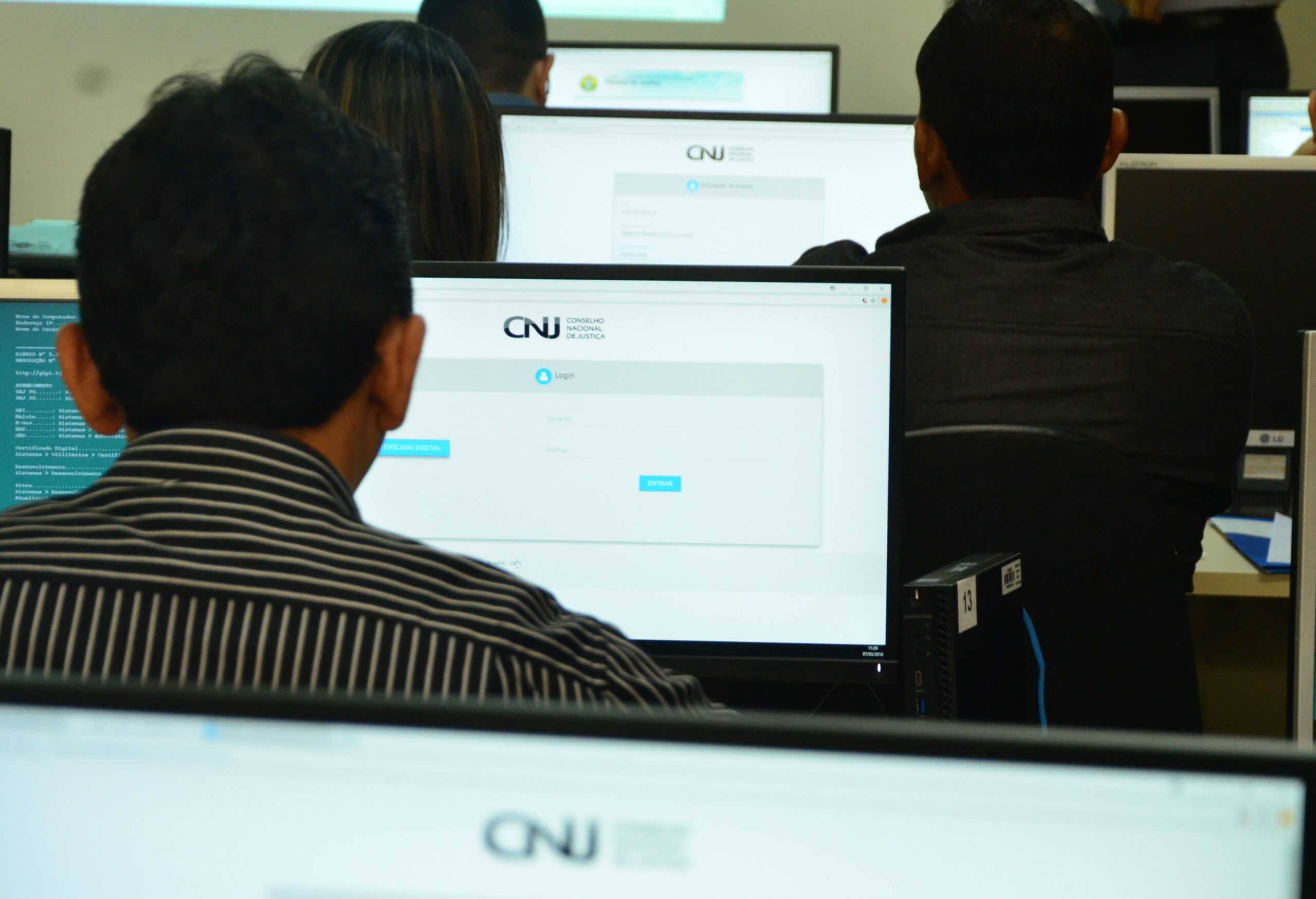 Como o g1 identificou os mandados de prisão em aberto por feminicídio