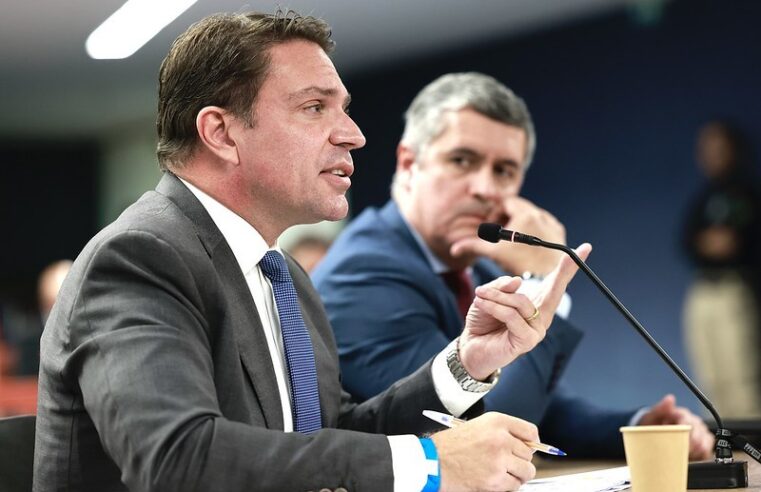 Foragido, Ramagem é interrogado por videoconferência no STF após Moraes retomar processo suspenso