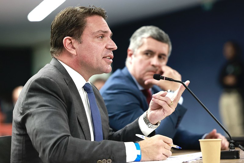 Foragido, Ramagem é interrogado por videoconferência no STF após Moraes retomar processo suspenso