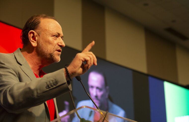 Diálogo com partidos do Centrão ‘não é contraditório’, diz presidente do PT