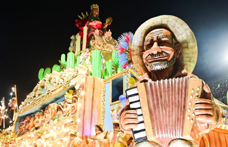 Oposição critica desfile em homenagem a Lula na Sapucaí