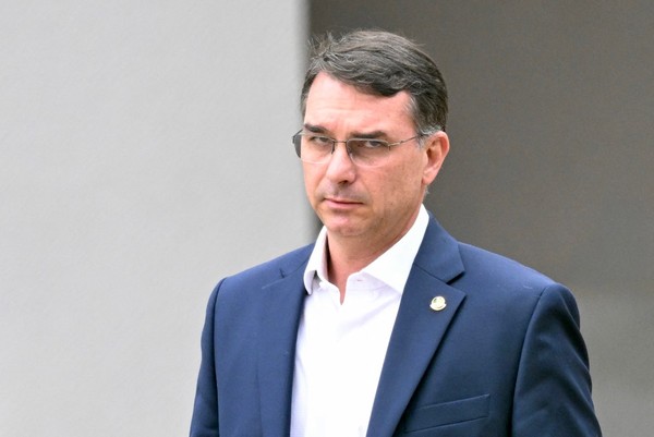 Flávio Bolsonaro detalha xadrez do PL nos estados com aval do pai e aposta em ‘bancada da família’ no DF e em SC