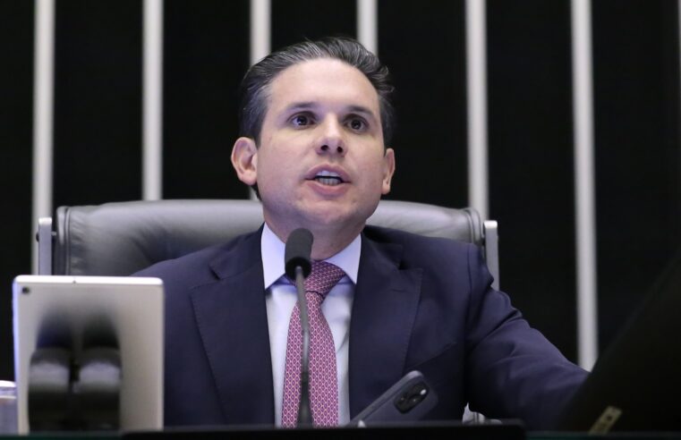 Hugo Motta defende decisão de Dino que suspendeu pagamento de ‘penduricalhos’ no serviço público